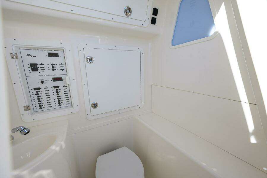 BAREFOOR IN PUBLIC 37ft SeaVee Yacht For Sale