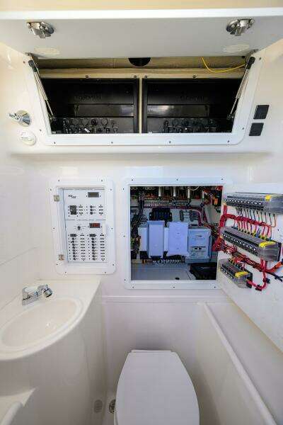 BAREFOOR IN PUBLIC 37ft SeaVee Yacht For Sale