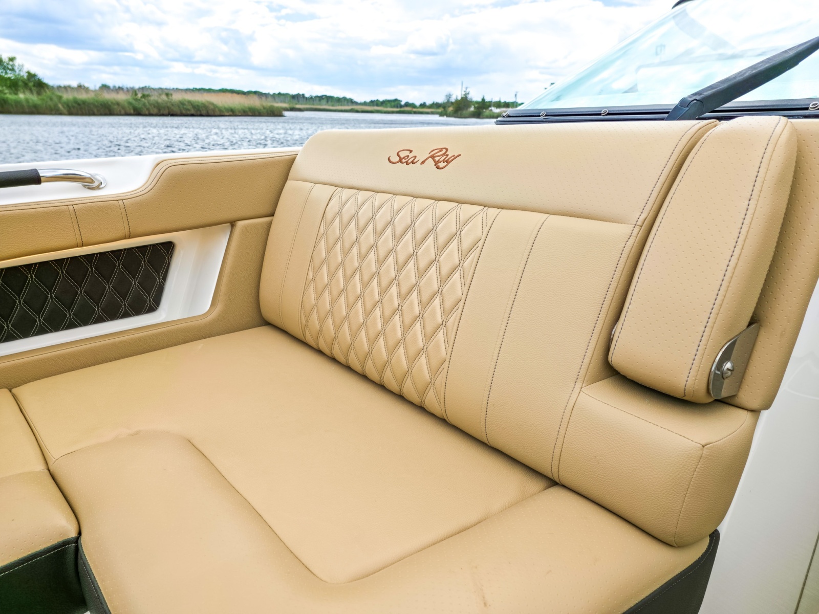 32' 2023 Sea Ray SLX 310 OB