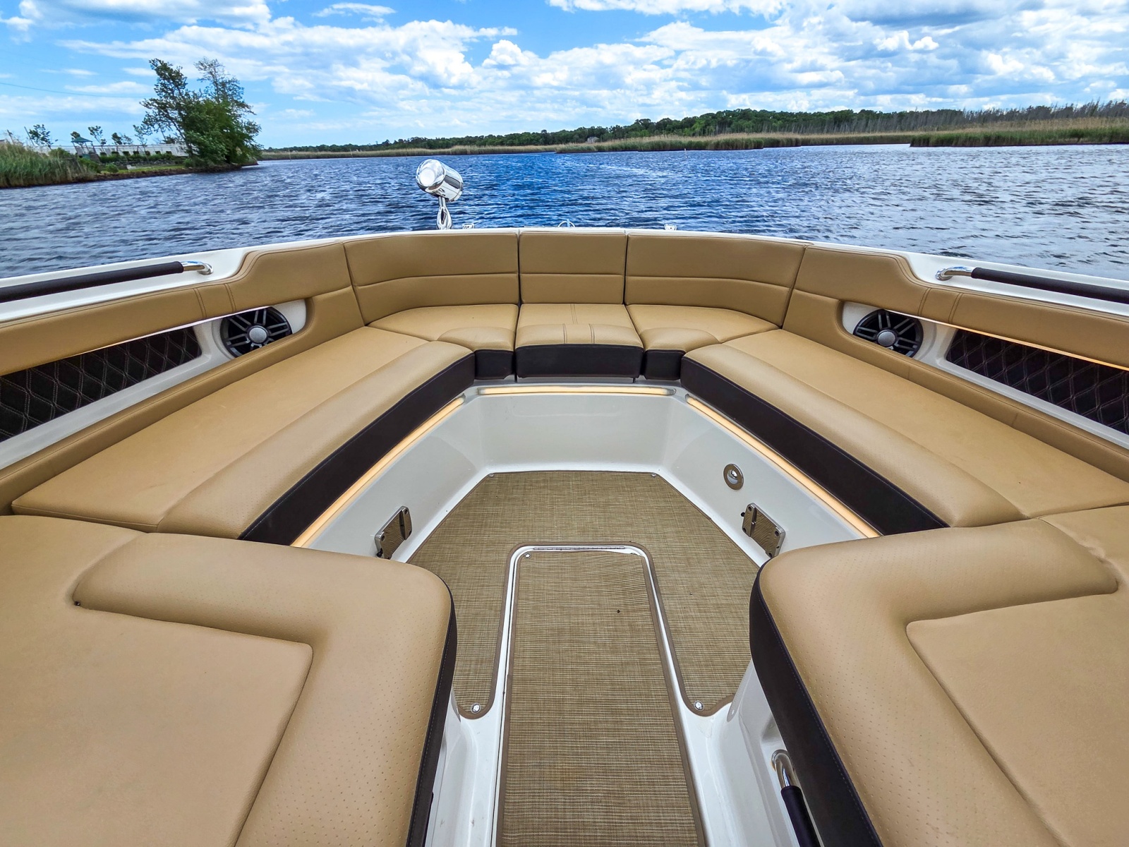 32' 2023 Sea Ray SLX 310 OB