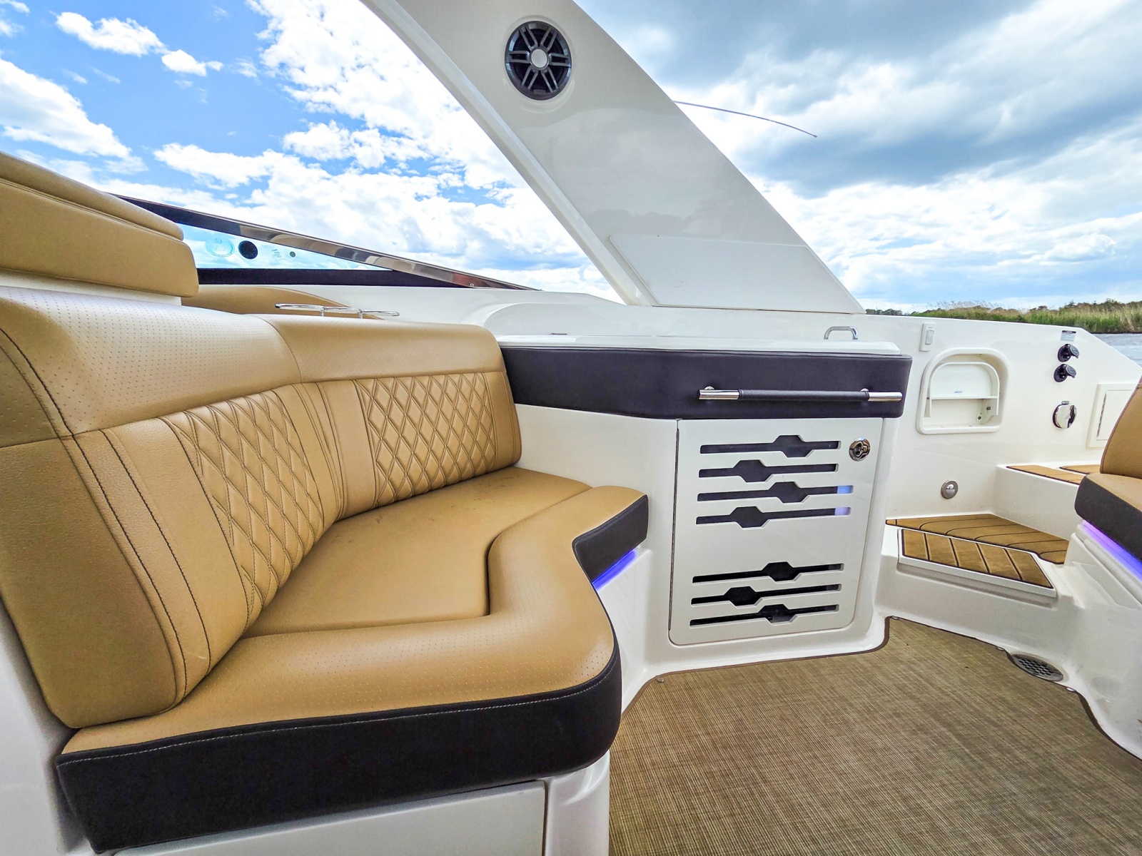 32' 2023 Sea Ray SLX 310 OB