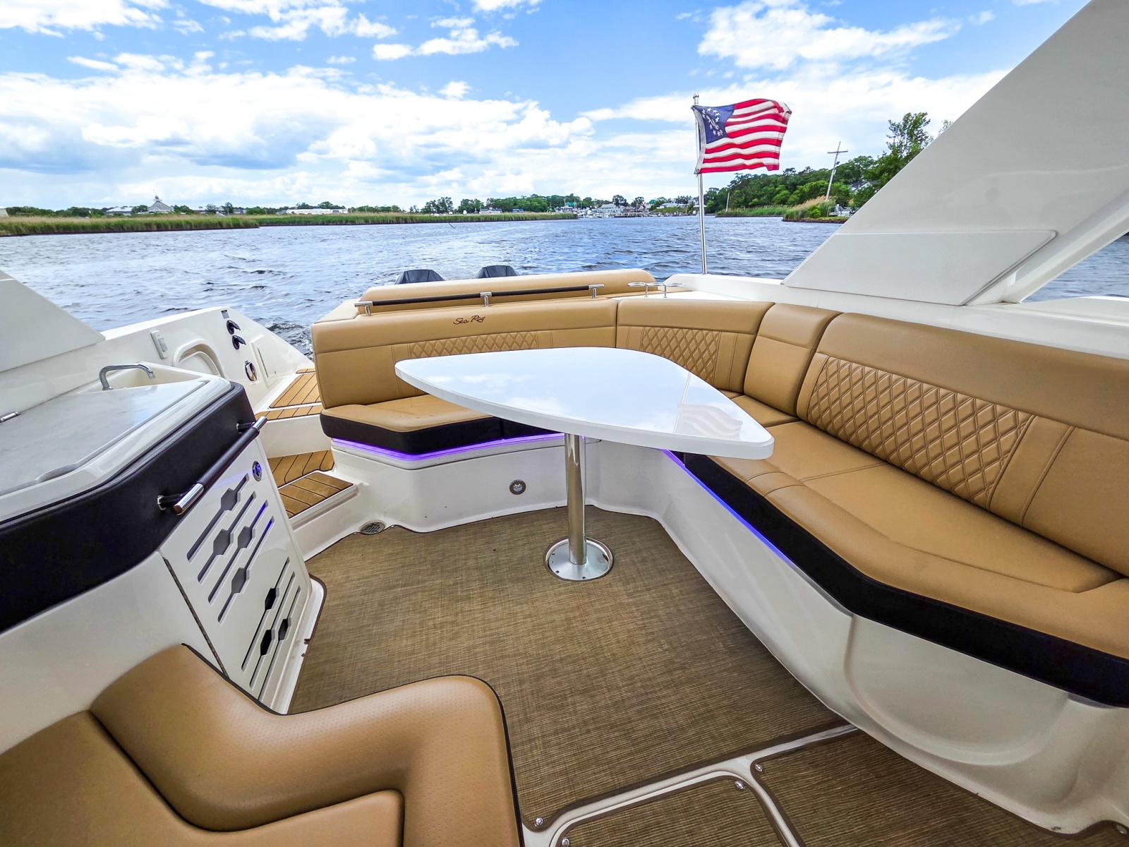 32' 2023 Sea Ray SLX 310 OB