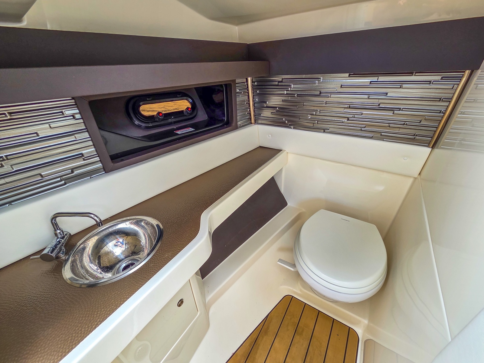 32' 2023 Sea Ray SLX 310 OB