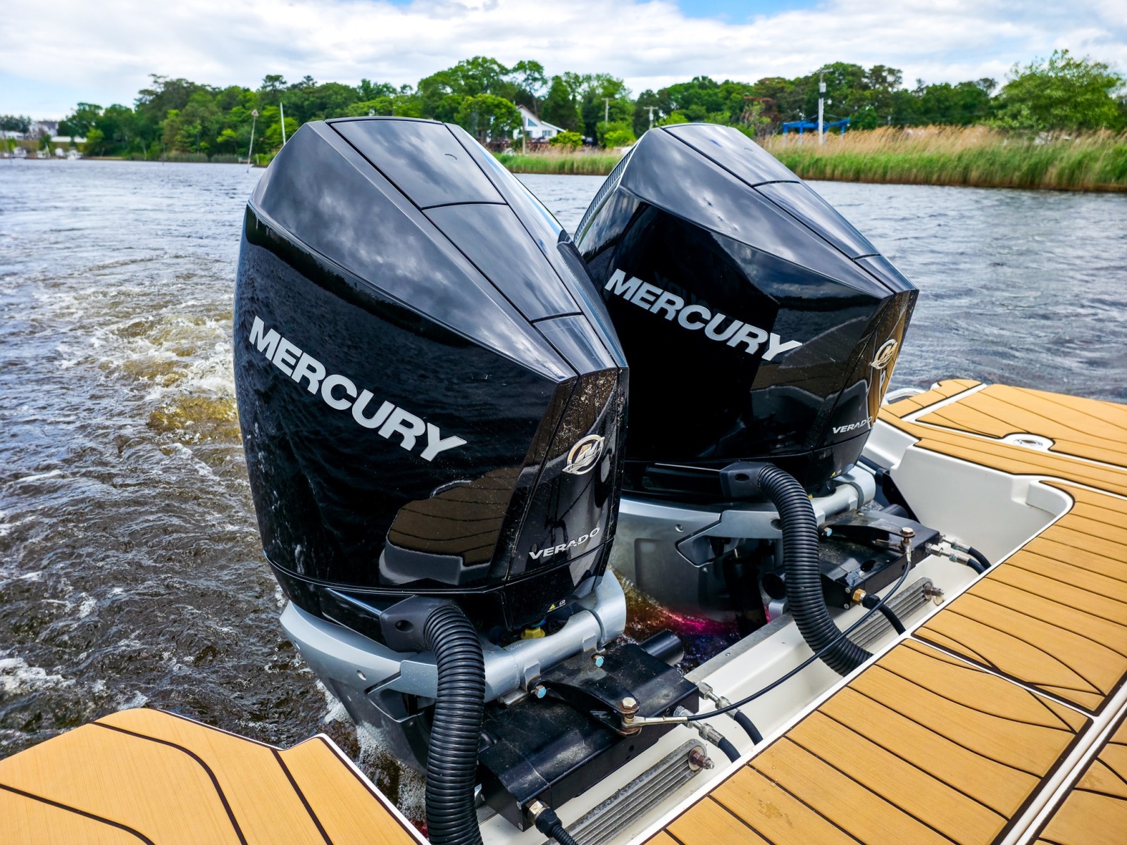 32' 2023 Sea Ray SLX 310 OB