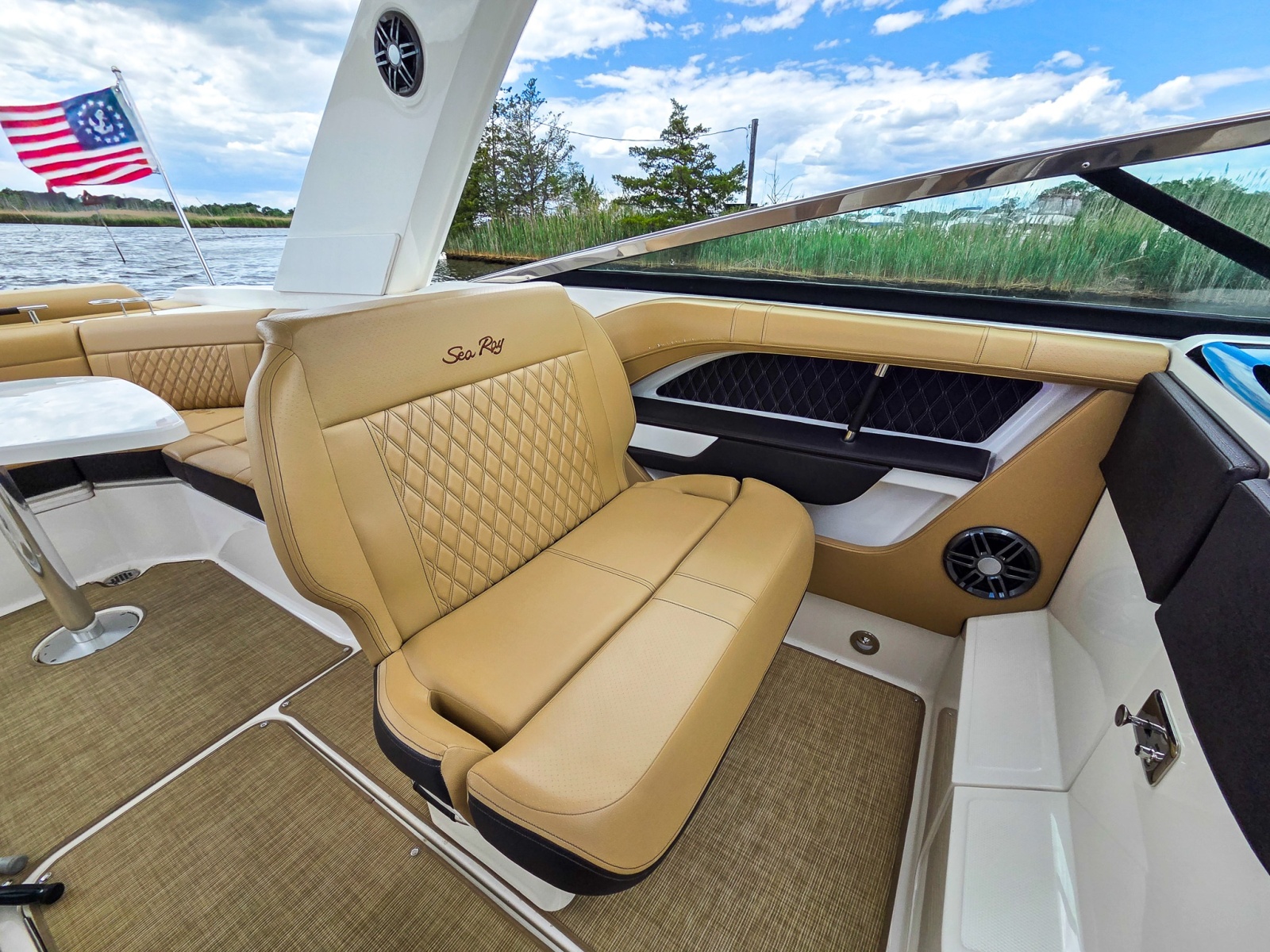 32' 2023 Sea Ray SLX 310 OB