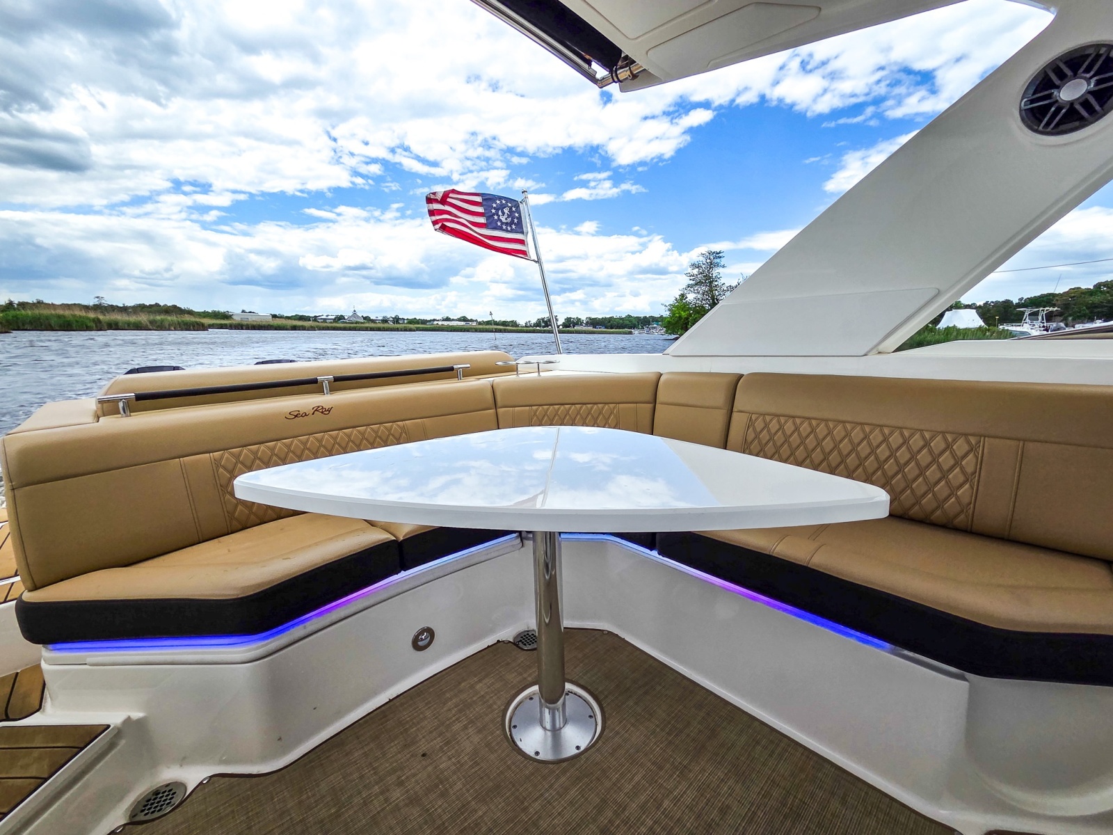 32' 2023 Sea Ray SLX 310 OB