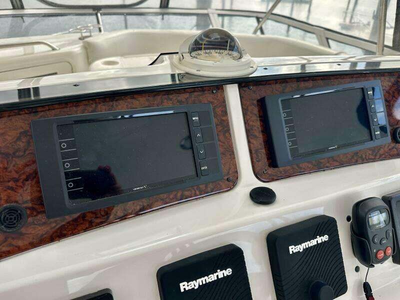 Sea Ray 48 LIFE IS GOOD TODAY - Flybridge Helm