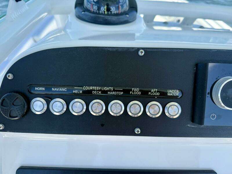 2020 Everglades 243 CC - Helm/Electronics 