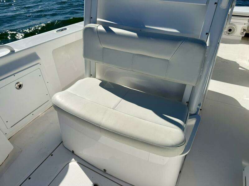 2020 Everglades 243 CC - Foredeck Seating 