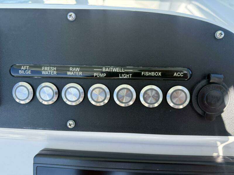 2020 Everglades 243 CC - Helm/Electronics 