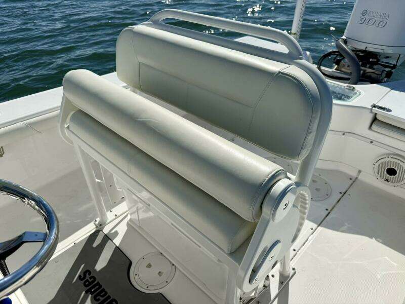 2020 Everglades 243 CC - Helm