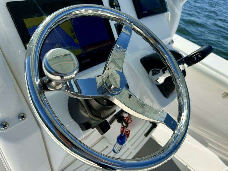 2020 Everglades 243 CC - Helm/Electronics 