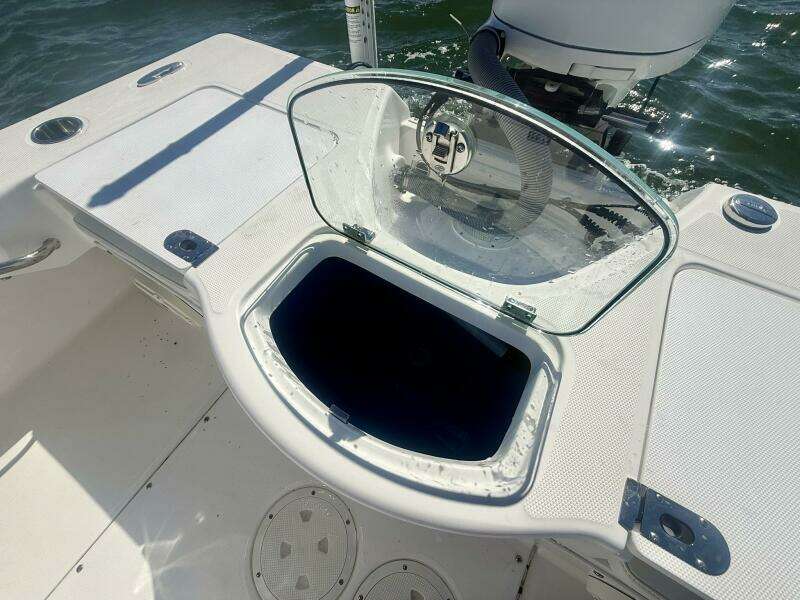 2020 Everglades 243 CC - Stern 