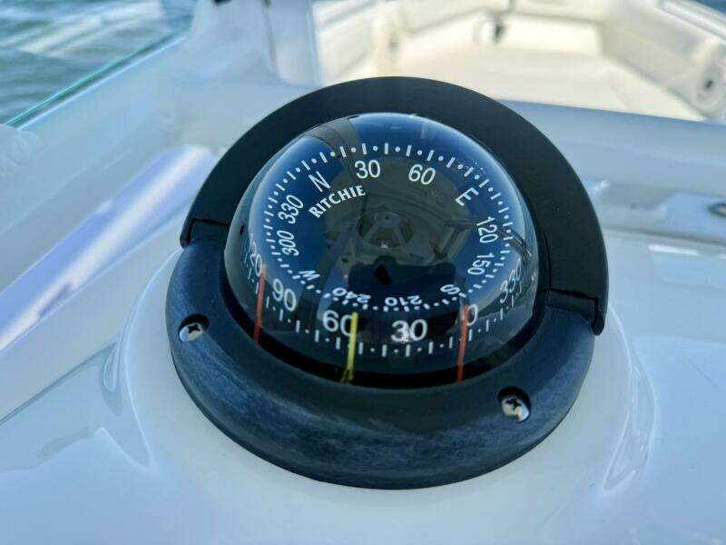 2020 Everglades 243 CC - Helm/Electronics 