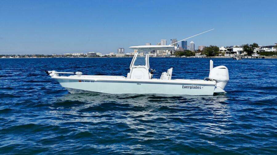 2020 Everglades 243 CC - Profile