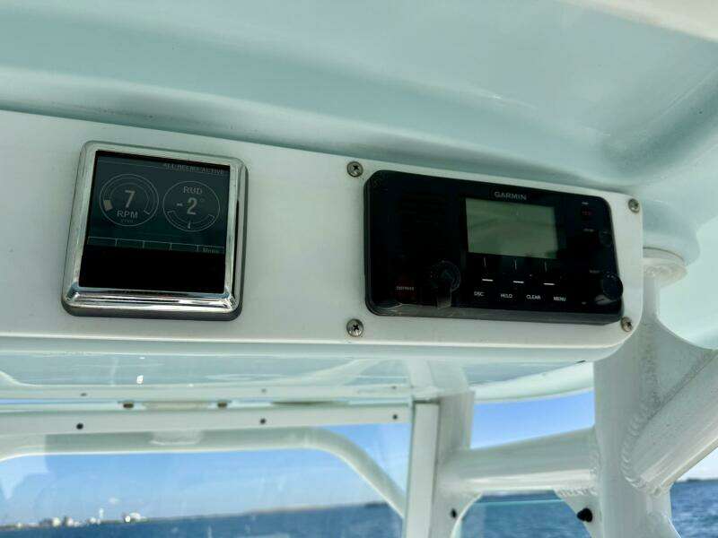 2020 Everglades 243 CC - Helm/Electronics 