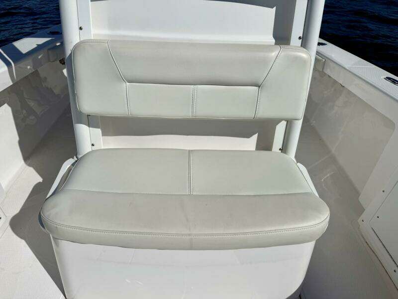 2020 Everglades 243 CC - Foredeck Seating 