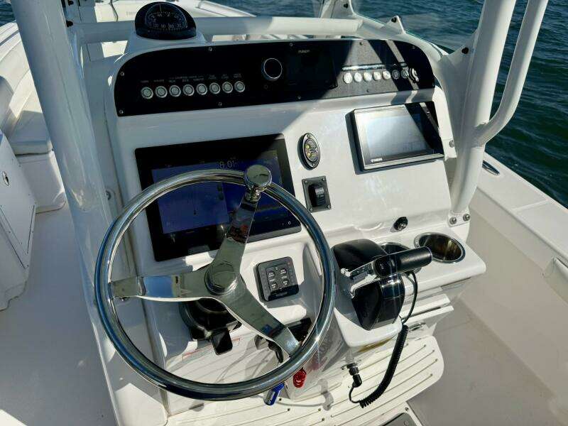 2020 Everglades 243 CC - Helm/Electronics 