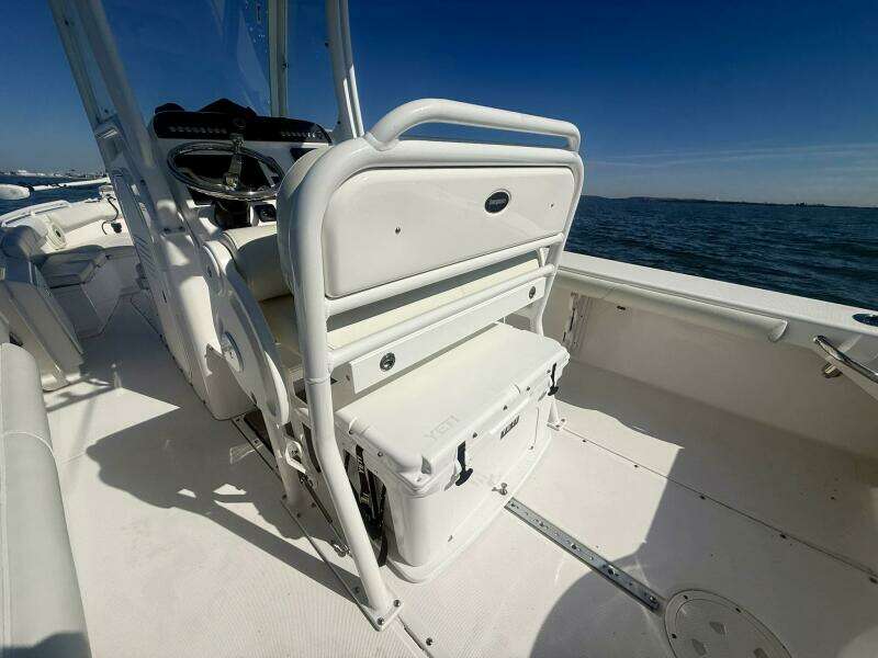 2020 Everglades 243 CC - Helm