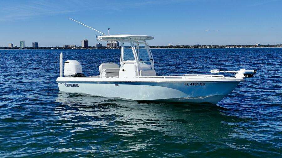 2020 Everglades 243 CC - Profile 