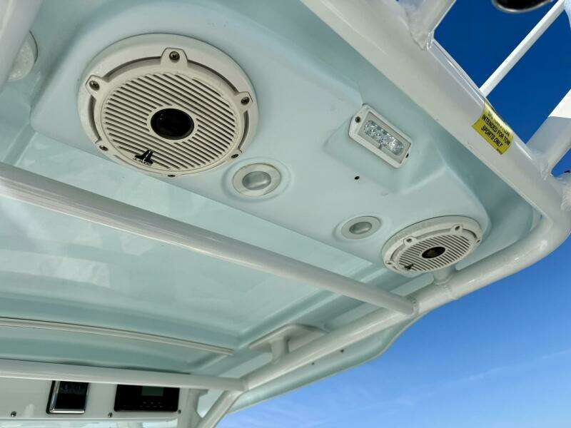 2020 Everglades 243 CC - Helm/Electronics 