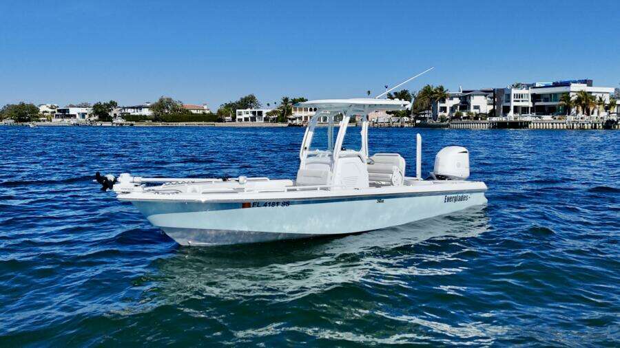 2020 Everglades 243 CC - Profile