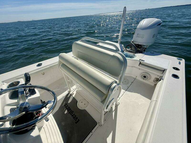 2020 Everglades 243 CC - Helm 