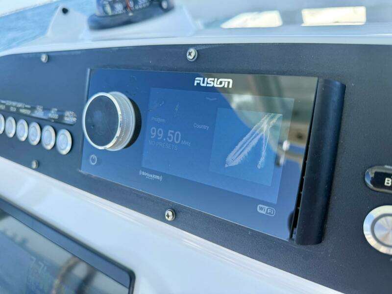 2020 Everglades 243 CC - Helm/Electronics 