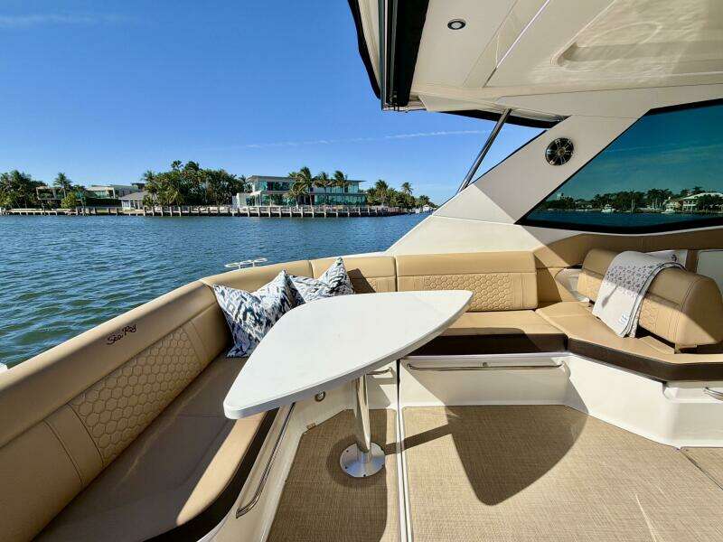 32ft Sea Ray Yacht For Sale