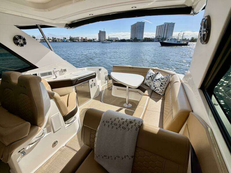 32ft Sea Ray Yacht For Sale