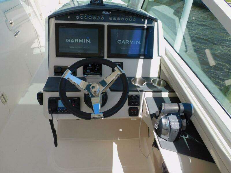 32ft Boston Whaler Yacht For Sale