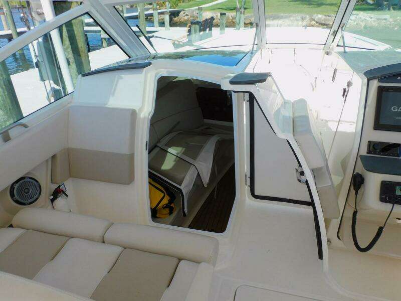 32ft Boston Whaler Yacht For Sale