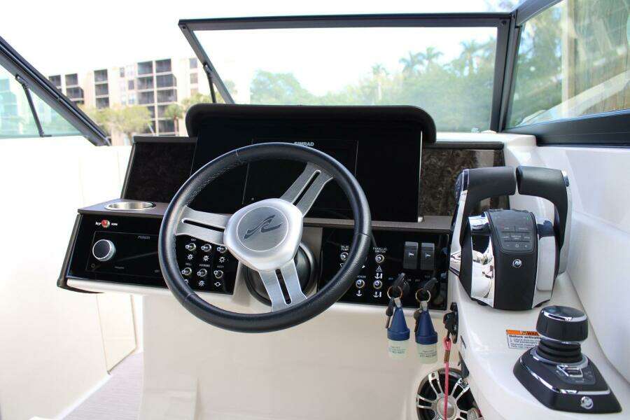 Sea Ray 29' - Helm