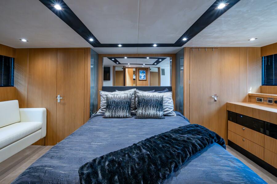 78' 2015 Fairline 78 Squadron