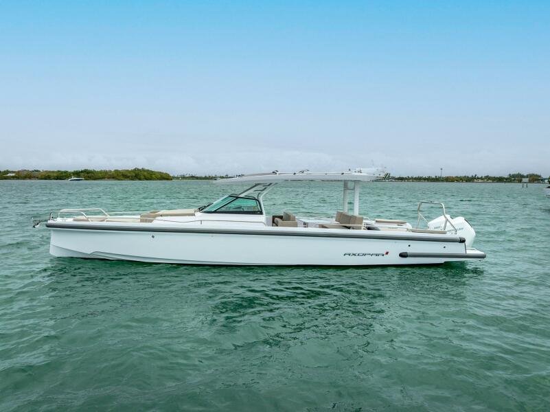 37' 2024 Axopar 37 Sun Top