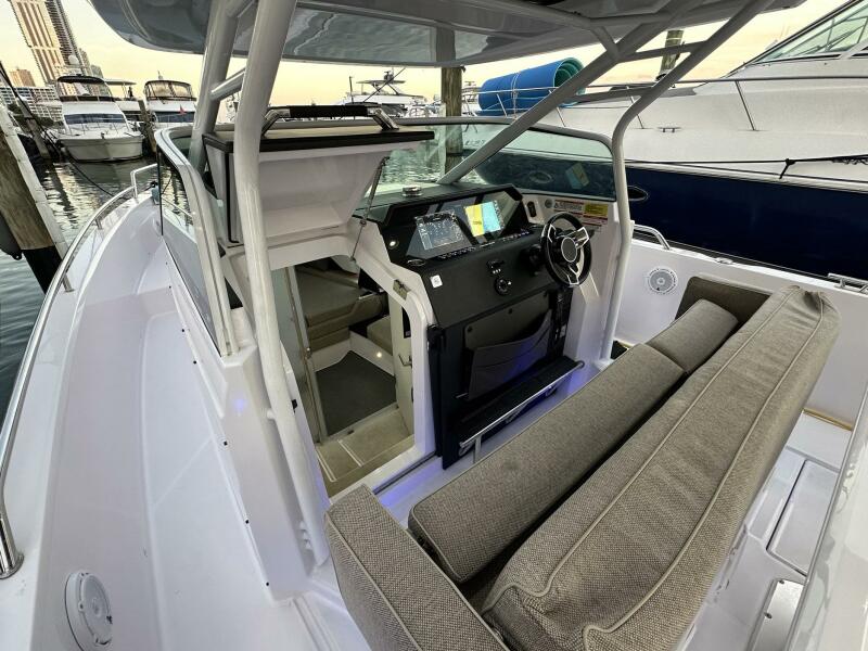 37' 2024 Axopar 37 Sun Top