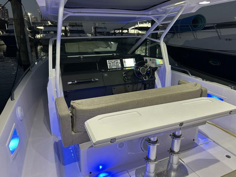 37' 2024 Axopar 37 Sun Top