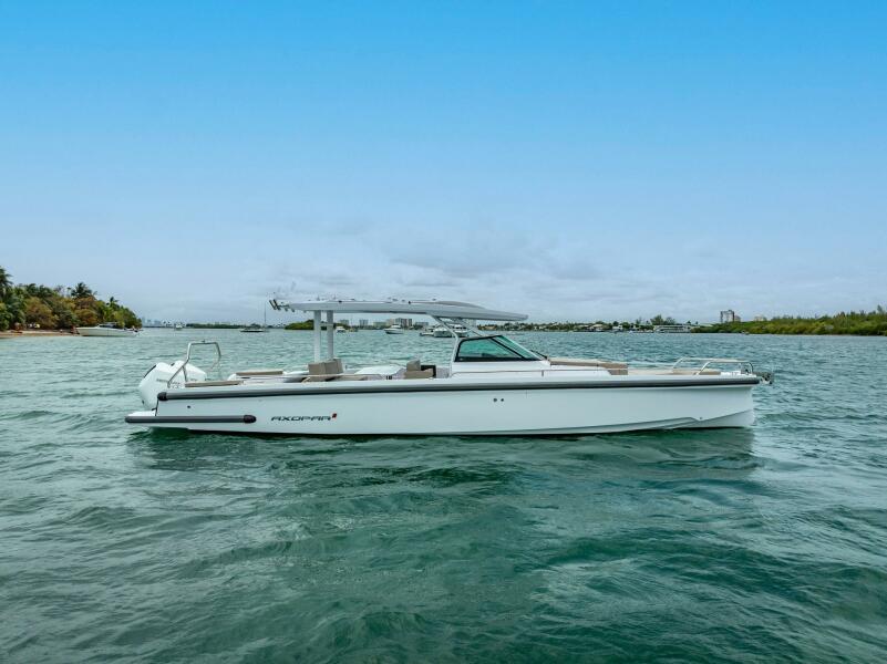 37' 2024 Axopar 37 Sun Top