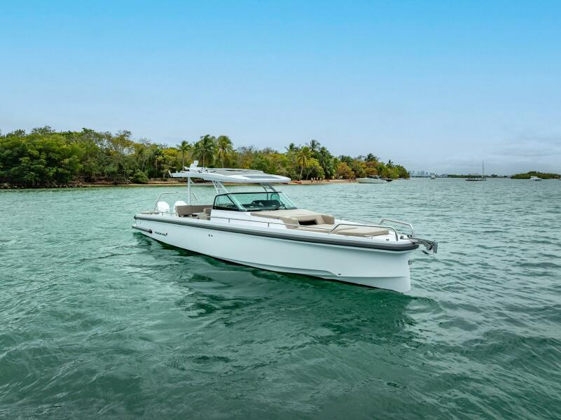 37' 2024 Axopar 37 Sun Top