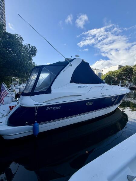 37' 2007 Cruisers Yachts 370 Express
