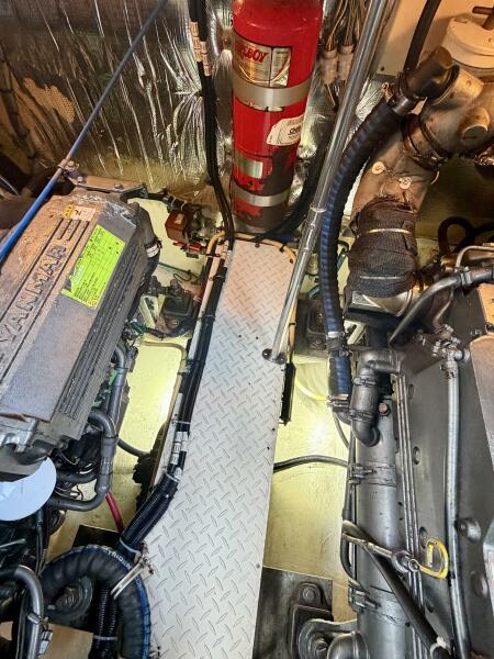 37' 2007 Cruisers Yachts 370 Express