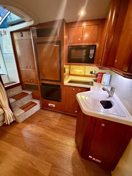 37' 2007 Cruisers Yachts 370 Express