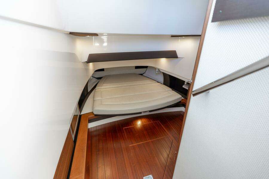 2019 Pursuit S 368 Moon Dogg Stateroom