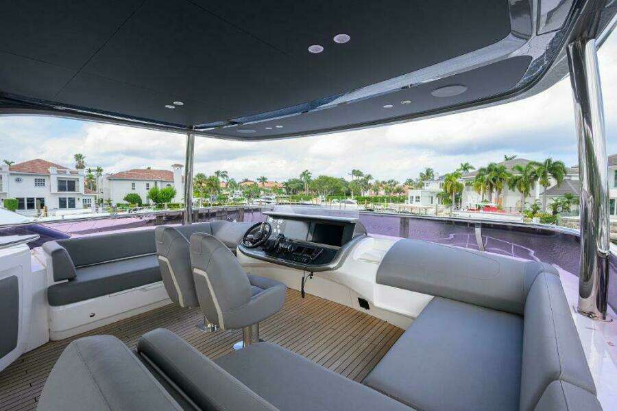 Princess Y78 - Flybridge Helm