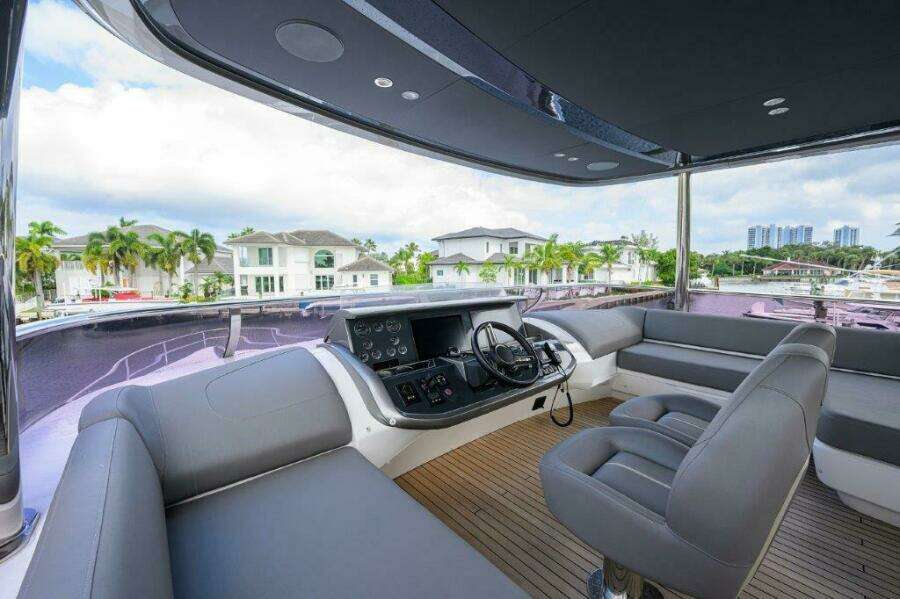 Princess Y78 - Flybridge Helm