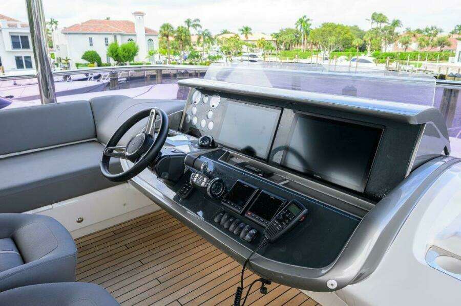 Princess Y78 - Flybridge Helm