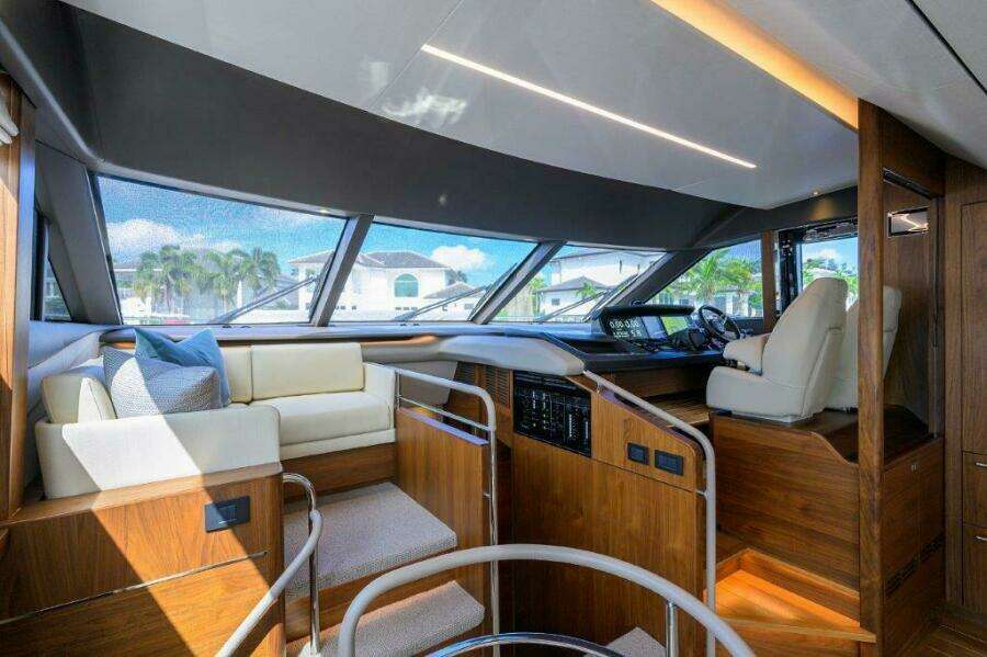Princess Y78 - Interior Helm