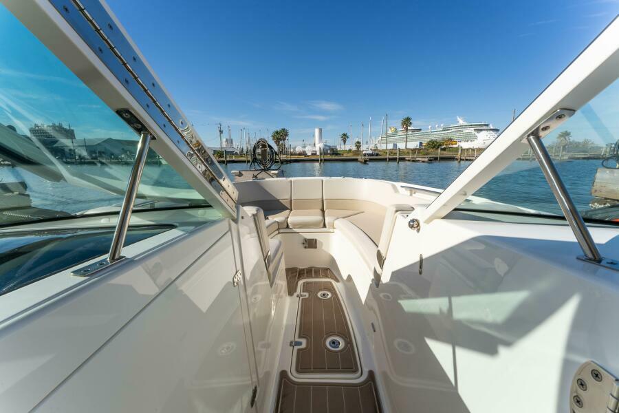 32' 2017 Boston Whaler 320 Vantage