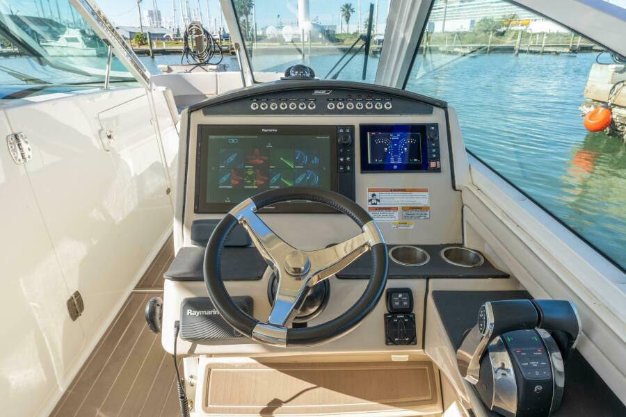 32' 2017 Boston Whaler 320 Vantage