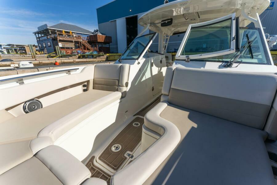 32' 2017 Boston Whaler 320 Vantage